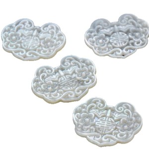 Colgante de concha de mar natural tallada con diseño de flor de ciruelo y cierre Ruyi para la creación de collares, formas mixtas, joyería grabada - Product Image 5