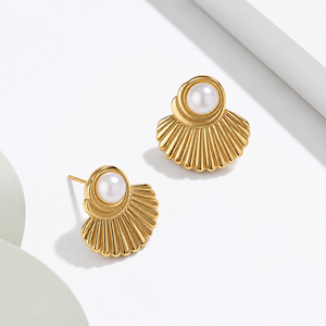 Boucles d'oreilles clous en forme d'éventail avec perles dorées, en acier inoxydable plaqué or 14K sous vide, bijoux sculpturaux en forme de coquillage - Product Image 1