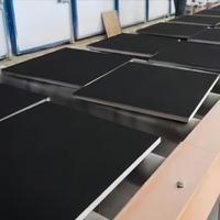 Système de plafond suspendu moderne en laine minérale noire perforée pour immeuble de bureaux, dalles de plafond résistantes au feu et à l'humidité