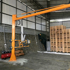 Grue à flèche fixée au sol de couleur orange avec accessoire de levage par aspiration pour le travail du verre - Product Image 1