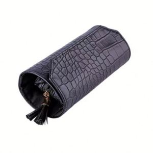 Pochette de maquillage cylindrique en cuir PU à motif crocodile avec fermeture éclair et pompon - Product Image 1