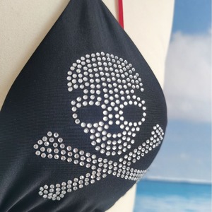 Conjunto de bikini de dos piezas elástico para mujer, con top halter de triángulo con cordones y calavera de pedrería negra, y tanga, para playa - Product Image 5