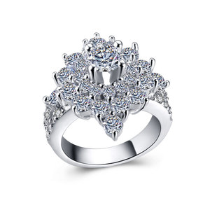 Anello da Donna Floreale a Quattro Punte Scintillante, Elegante Gioiello Regolabile in Lega, Stile Moderno, Idea Regalo - Product Image 1