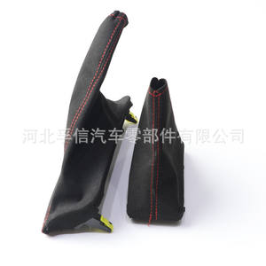 Housse de protection en suède pour levier de vitesse et frein à main de voiture FX-802 Noir avec surpiqûres rouges, bleues et blanches – Accessoire intérieur - Product Image 5