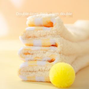 Утепленное фланелевое одеяло-плед для домашних животных: для кошек и маленьких собак, для использования в лежанках и клетках - Product Image 1