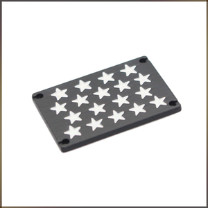Plaque décorative rectangulaire personnalisable en alliage de zinc noir cousue à la main avec étoiles blanches pour sangles et accessoires de bagages - Product Image 1