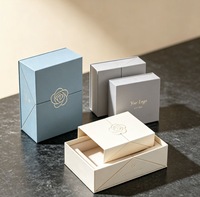 Boîtes cadeaux de luxe gaufrées avec ruban en satin, logo personnalisé imprimé, emballage en carton rigide pour cadeaux et bijoux haut de gamme