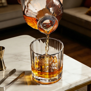 Carafe à whisky <span class=keywords><strong>de</strong></span> luxe en gros, motif côtelé, avec bouchon hermétique en verre, base lourde, décanteur en cristal sans plomb, usage domestique, 850 ml - Product Image 4