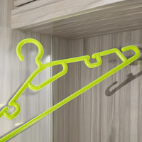 Cintres en plastique PP à conception crantée Sunshine Porte-manteau multifonction à un niveau Utilisation flexible pour le salon d'injection pour enfants