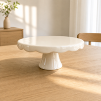 Support à gâteau en céramique bleu poussière personnalisé avec bord festonné, plateau de présentation de desserts en porcelaine, support à gâteau en gros avec bord ondulé