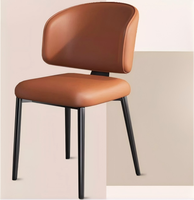 Chaise de salle à manger moderne en similicuir rembourrée, dossier semi-enveloppé incurvé, pieds en métal noir pour salle à manger et cuisine