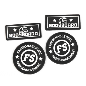 Parches de goma de PVC blando 2D 3D con logotipo en relieve personalizado de alta calidad ecológico, etiquetas de silicona para ropa de hombre - Product Image 3