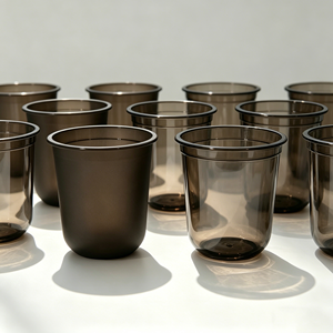 Gobelets à café en plastique personnalisés avec couvercles, couleur noir mat, 7 oz, 8 oz, 12 oz, vente en gros, pour les magasins de café - Product Image 1