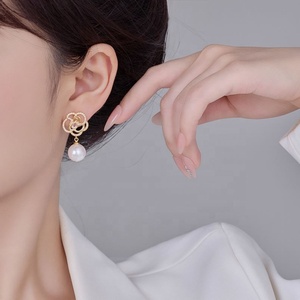 Pendientes de Perlas con Corte Princesa, Chapados en Oro de Alta Gama, con Diseño de Flor de Circonio, un Regalo Elegante para Mujer - Product Image 5