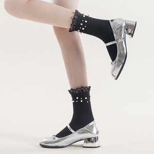 <span class=keywords><strong>Bas</strong></span> Spandex à la mode <span class=keywords><strong>haut</strong></span> <span class=keywords><strong>de</strong></span> <span class=keywords><strong>gamme</strong></span> séchage rapide impression numérique sueur femmes chaussettes avec chaussures Mary Jane perlées Design équipage mi-long - Product Image 1