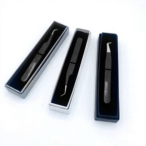 Pince à cils de marque privée, pointe argentée et revêtement noir, emballage en boîte cartonnée blanche/noire/argentée - Product Image 4