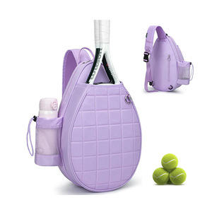 La nueva bolsa de tenis tiene capacidad para 2 raquetas de tenis. Es una bolsa cruzada acolchada con correa impermeable y un bolsillo de seguridad. - Product Image 2