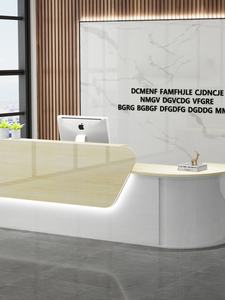 แผนกต้อนรับไม้เนื้อแข็งพร้อมไฟ LED และมุมโค้งมนสำหรับร้านขายเสื้อผ้าโรงแรมและชานมทันสมัยตามสั่ง - Product Image 2