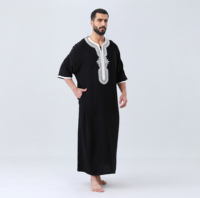 Qamis noir pour hommes musulmans 2026 avec broderie blanche, robe arabe à manches courtes, caftan marocain, vêtement islamique pour Ramadan et l'Aïd