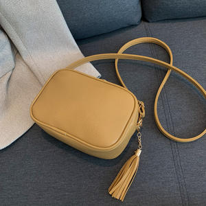 Venta al por mayor de moda Pu tejido bolsas de teléfono móvil con borlas de las mujeres bolsas de mensajero bolsos de hombro personalizados con correas ajustables - Product Image 5