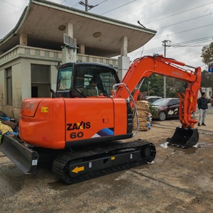 Excavadora compacta usada Hitachi ZX60 en oferta, buen estado, 6 toneladas, con motor diésel Isuzu confiable. - Product Image 4