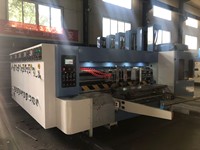 Máquina automática de alta eficiencia para impresión flexográfica, ranurado y troquelado de cartón corrugado a media velocidad.