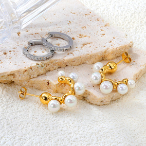 ต่างหูมุกแบบห่วง ชุบทอง สแตนเลสสตีล ดีไซน์เรขาคณิต สำหรับผู้หญิง สวมใส่ได้ทุกวัน - Product Image 1