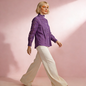 Blusa de Encaje Morado Premium para Mujer, Personalizable, con Cuello Alto, Estilo Moderno y Elegante, Venta al por Mayor OEM/ODM para Boutiques - Product Image 5