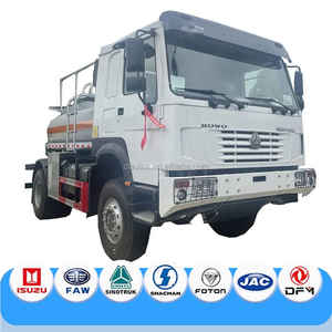 Camión cisterna <span class=keywords><strong>de</strong></span> combustible <span class=keywords><strong>de</strong></span> servicio pesado <span class=keywords><strong>4x4</strong></span> Sinotruk HOWO 10000L a la <span class=keywords><strong>venta</strong></span> para repostaje y transporte <span class=keywords><strong>de</strong></span> aceite para servicio <span class=keywords><strong>de</strong></span> repostaje todoterreno - Product Image 2