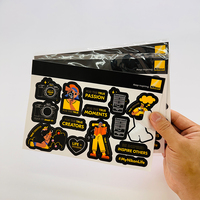 Conception gratuite sans quantité minimale de commande impression personnalisée holographique étanche vinyle baiser coupe bricolage mignon dessin animé feuille d'autocollant pour enfant pare-chocs ordinateur portable cadeau