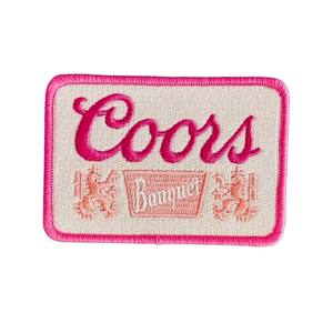 Patchs d'épouse de trophée Girly à la mode pour barre de chapeau de camionneur tissu sergé brodé d'or métallique Technique thermocollante taille personnalisée - Product Image 3