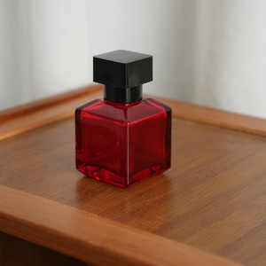 ขวดน้ำหอมแก้วทรงเหลี่ยมขนาด 50 มล. พร้อมหัวฉีดแบบ Crimp Neck ฝาปิด UV พกพาสะดวก เติมได้ ใช้สำหรับเครื่องสำอาง - Product Image 3