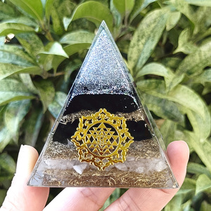 Ornement pyramidal en cristal Kogiya, obsidienne à pointe argentée, cristal blanc, gravure interne, décoration d'intérieur - Product Image 1