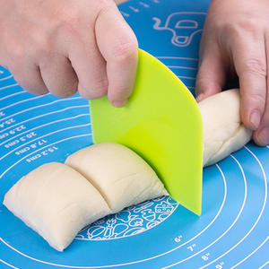 ที่ขูดแป้งพลาสติกสีชมพู 11.8 ซม. x 9.3 ซม. อุปกรณ์ทำขนมสำหรับนวดและตัดแป้ง พร้อมดีไซน์ที่ใช้กับเครื่องล้างจานได้ - Product Image 2