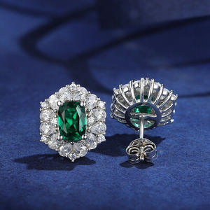 Orecchini a Perno E2877 con Gemma Verde, Taglio Ovale, Montatura a Griffe, Design Floreale, Gioielli di Lusso per Donna - Product Image 4