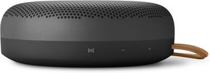 <span class=keywords><strong>Bang</strong></span> <span class=keywords><strong>Olufsen</strong></span> Beosound A1 (2.ª Generación) Altavoz Inalámbrico Portátil Resistente al Agua / Wi-Fi con Micrófono, Salida de 60W, Control por Voz - Product Image 2