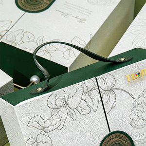 Boîte cadeau rigide à double porte magnétique personnalisée avec poignée, estampage à chaud or et pelliculage mat pour emballage de bonbons de mariage - Product Image 3