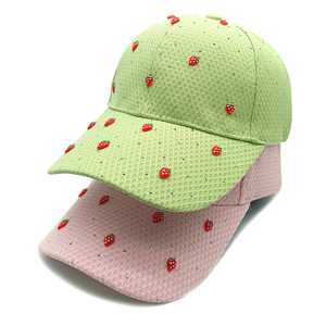 Gorra de Béisbol con Pedrería de Fresa para <span class=keywords><strong>Mujer</strong></span>, Sombrero de Sol Transpirable de Verano con Decoración de Fresa para Uso Diario al Aire Libre - Product Image 3