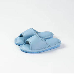 Zapatillas azules con punta abierta y logotipo personalizado, Zapatillas de casa de piel de primera calidad para mujer - Product Image 1