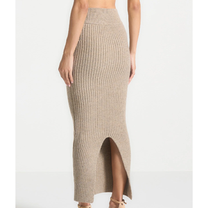 Die 2-teilige Strick-Lounge für Damen setzt einen schulter gestrickten Crop-Top-Maxirock mit abgewinkelter Taille ab - Product Image 6