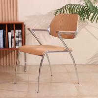 Chaise à dossier simple en acier inoxydable vintage, style rétro, avec un toucher de luxe léger et une touche haut de gamme, fauteuil design
