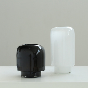 Jarrón de Vidrio Soplado de Tubo Recto, Estilo Tranquilo, Hecho a Mano, con Base Gruesa de Cerámica Negra <span class=keywords><strong>y</strong></span> Acabado de Porcelana Blanca Medieval - Product Image 2