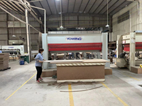 Machine de pressage à chaud pour le travail du bois, destinée à la production de panneaux MDF et de panneaux de particules