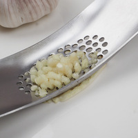 RVS knoflookpers, gebogen wiegende knoflookpers met flesopener, handmatige knoflookknijper, keukenhulpje