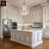 Meubles de cuisine encastrés de style manoir gothique français, en bois massif avec sculptures dorées, pour villas haut de gamme et cuisines résidentielles sur mesure.