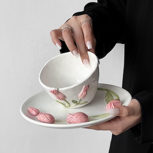 Ensemble de tasses à café <span class=keywords><strong>et</strong></span> à thé en céramique 3D élégant <span class=keywords><strong>et</strong></span> exquis, motif tulipe bleu rose, peint à <span class=keywords><strong>la</strong></span> main, en relief, avec soucoupe - Product Image 3