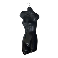 Un cintre conçu pour exposer des vêtements féminins sur un mannequin torse avec un dos creux et des crochets