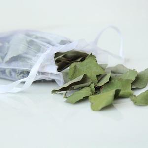 1 kg de feuilles d'<span class=keywords><strong>eucalyptus</strong></span> séchées biodégradables, 100 % naturelles, en vrac, feuilles d'<span class=keywords><strong>eucalyptus</strong></span> vertes rondes, pétales, confettis - Product Image 4