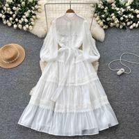 Robe longue élégante pour femme avec ceinture à nouer, manches bouffantes et empiècements en dentelle – Collection Printemps