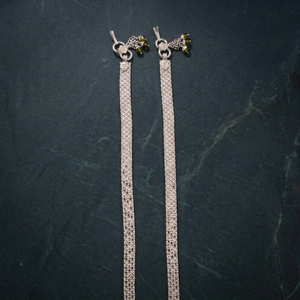Chevillères tendance en argent pour femmes avec serti circulaire et design Payal - Product Image 4